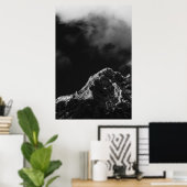Schwarz-Weiß-Sonne beleuchteter Berg Poster (Heimbüro)