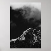 Schwarz-Weiß-Sonne beleuchteter Berg Poster (Vorne)