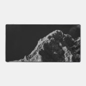 Schwarz-Weiß-Sonne beleuchteter Berg Schreibtischunterlage (Vorderseite)