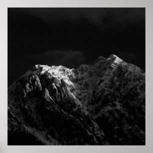 Schwarz-Weiß-Sonnenlicht, das die Berge trifft Poster