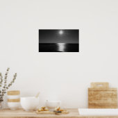 Schwarz-Weiß-Sonnenschein über dem Meeresposter Poster (Küche)