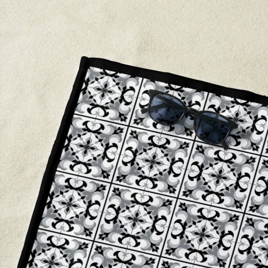 Schwarz-Weiß-Spanisch-Stilfliesen Strandtuch (Beispiel)