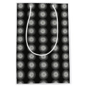 Schwarz-Weiß-Spirale Mittlere Geschenktüte (Vorderseite)