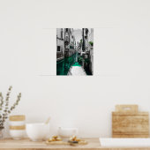 Schwarz-Weiß-Stadt mit grünem Fluss Poster (Küche)