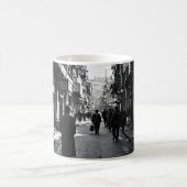 Schwarz-Weiß-Stadtstraße Kaffeetasse (Mittel)
