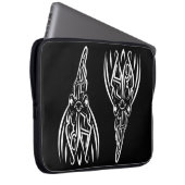 Schwarz-Weiß-Stammesliste Laptopschutzhülle (Vorne Rechts)