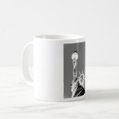 Schwarz-Weiß-Statuen der Freiheit New York City Kaffeetasse (Vorderseite Links)