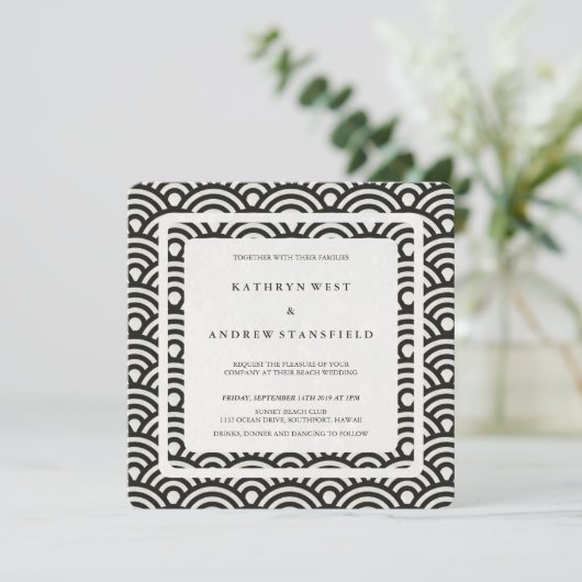 Schwarz + Weiß stilisierte Waves Moderne Beach Hoc Einladung (Stehend Vorderseite)