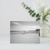 Schwarz-Weiß-Strand Postkarte (Stehend Vorderseite)