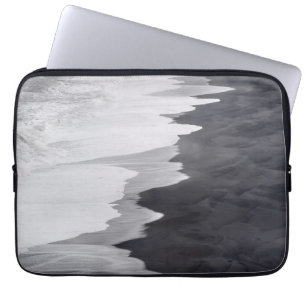Schwarz-weiß-Strandszene Laptopschutzhülle