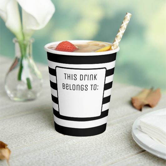 Schwarz-Weiß-Streifen "Dieses Getränk gehört zu" Pappbecher (In Situ)