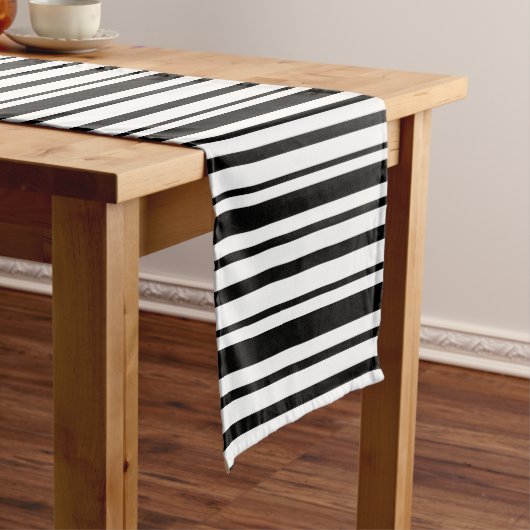 Schwarz-Weiß-Streifen Kurzer Tischläufer (Beispiel)