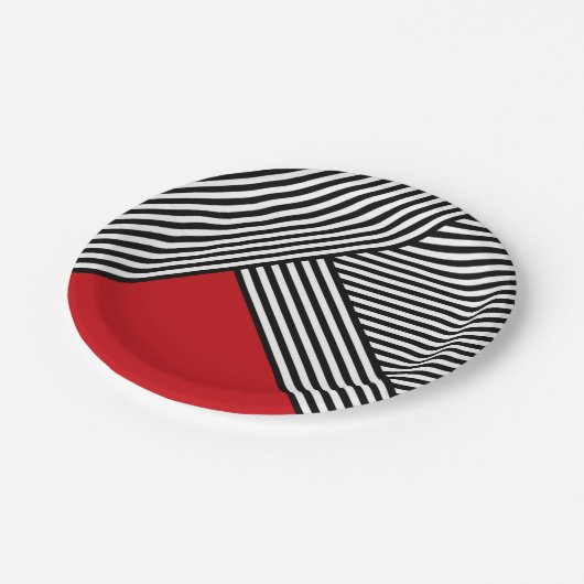Schwarz-Weiß-Streifen mit rotem Dreieck Pappteller (Schrägansicht)