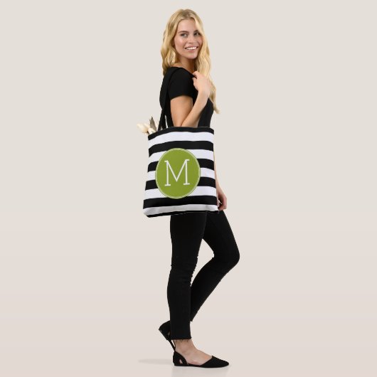Schwarz-Weiß-Streifen Muster Grüne Monogramm Tasche (Am Model)
