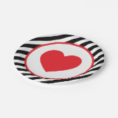 Schwarz-Weiß Streifen Rotes Herz Pappteller (Schrägansicht)