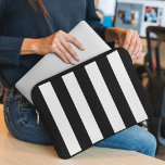 Schwarz-Weiß-Streifen, Streifenmuster, Linien Laptopschutzhülle<br><div class="desc">Elegante,  stilvolle und raffinierte Streifen in Schwarz-Weiß. Modernes und trendiges Geschenk,  perfekt für die Streifen Liebhaber in Ihrem Leben.</div>