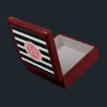 Schwarz-Weiß-Streifen und weißer Kranz Schmuckschachtel<br><div class="desc">Eleganter weißer Blumenkranz über schwarz-weiße Streifen. Rosa Kreisakzent mit anpassbarem Monogramm. Viele Farbkombinationen sind verfügbar,  aber es können auch Farben angefordert werden. Wenn Sie Hilfe beim Anpassen,  Ändern der Farbe oder sonst irgendetwas benötigen,  wenden Sie sich an ArtOnWear Designer. Kostenlose Textformatierung mit Live-Hilfe auf Anfrage.</div>