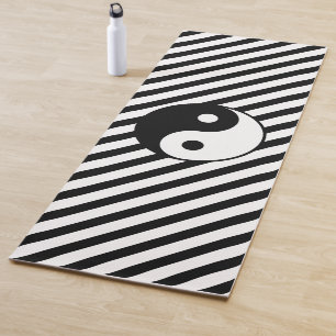 Schwarz-Weiß-Streifen und Yin-Yang-Symbol Yogamatte