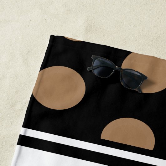 Schwarz-weiß Strip Script Monogram Brown Polka Dot Strandtuch (Beispiel)