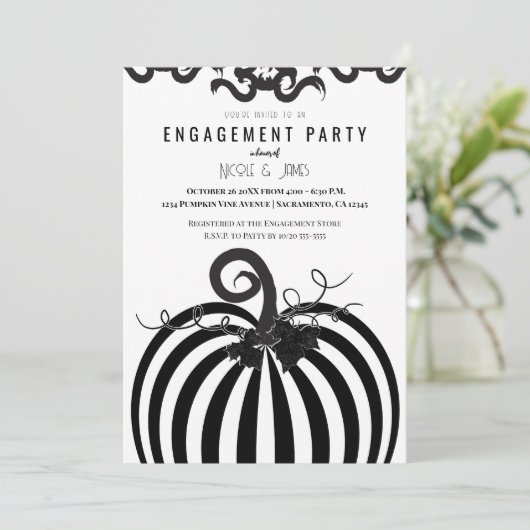 Schwarz-weiß Striped Pumpkin Fall Engagement Party Einladung (Stehend Vorderseite)