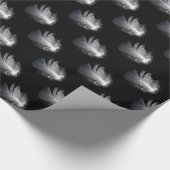 Schwarz-Weiß-Stripteppichfeder schwimmend auf eine Geschenkpapier (Ecke)
