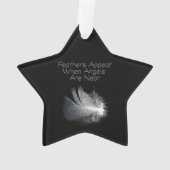 Schwarz-Weiß-Stripteppichfeder schwimmend auf eine Ornament (Rückseite)