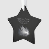 Schwarz-Weiß-Stripteppichfeder schwimmend auf eine Ornament (Vorderseite)