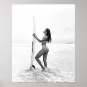 Schwarz-Weiß-Surfer-Girl am Strand Poster (Vorne)