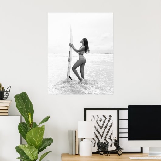 Schwarz-Weiß-Surfer-Girl am Strand Poster (Heimbüro)