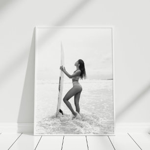 Schwarz-Weiß-Surfer-Girl am Strand Poster