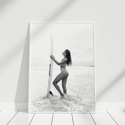 Schwarz-Weiß-Surfer-Girl am Strand Poster