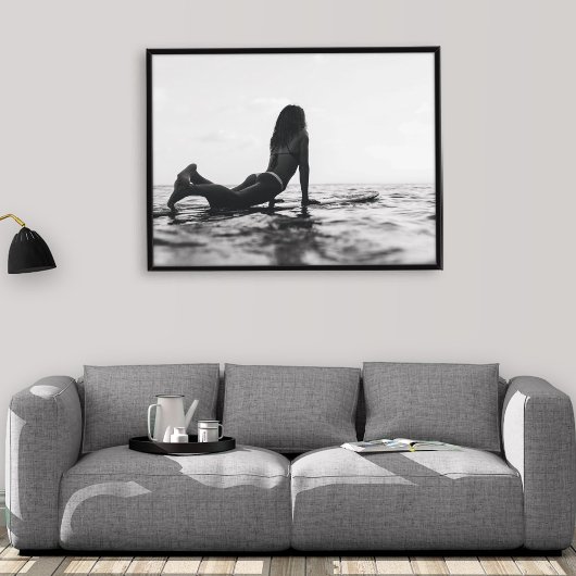 Schwarz-Weiß-Surfer-Girl im Ozean Poster