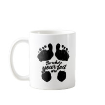 Schwarz-Weiß-Tasse "Be where your Feed are"