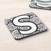 Schwarz-Weiß-Tätowierfarben-Blume Monogramm Getränkeuntersetzer (Linke Seite)