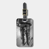 Schwarz-Weiß-Tenor-Saxophon individuell anpassbar Gepäckanhänger (Vorderseite vertikal)