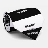 Schwarz-Weiß-Text und solide Farbgestaltung Krawatte (Gerollt)