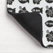 Schwarz-Weiß-Tiki-Fisch und Blume-Muster Mousepad (Ecke)