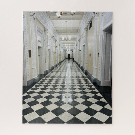 Schwarz-weiß Tile Hallway West Wing Puzzle (Vertikal)