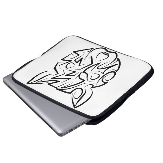 Schwarz-Weiß-Tribal Laptopschutzhülle (Vorne Knopf)