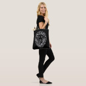 Schwarz-Weiß-Tribal-Lion Tasche (Am Model)