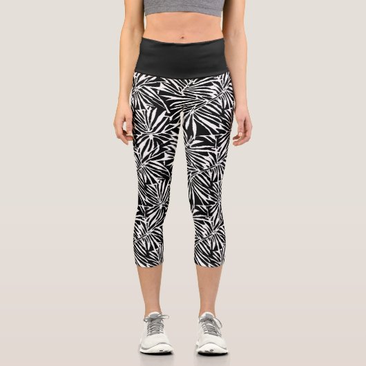 Schwarz-Weiß-Tropenleaf-Wiederholungsmuster Capri Leggings (Vorderseite)