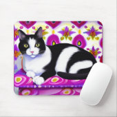 Schwarz-Weiß-Tuxedo-Katze auf Kissen Mousepad (Mit Mouse)