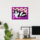Schwarz-Weiß-Tuxedo-Katze auf Kissen Poster (Heimbüro)