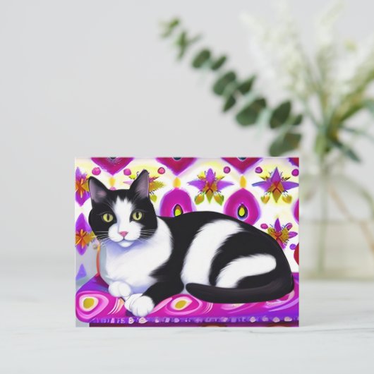 Schwarz-Weiß-Tuxedo-Katze auf Kissen Postkarte (Stehend Vorderseite)
