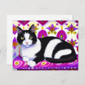 Schwarz-Weiß-Tuxedo-Katze auf Kissen Postkarte (Vorne/Hinten)
