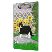 Schwarz-Weiß Tuxedo Katze im Garten Klemmbrett (Links)