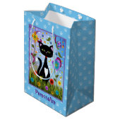 Schwarz-Weiß Tuxedo Katze in einem Garten personal Mittlere Geschenktüte (Rückseite Schrägansicht)