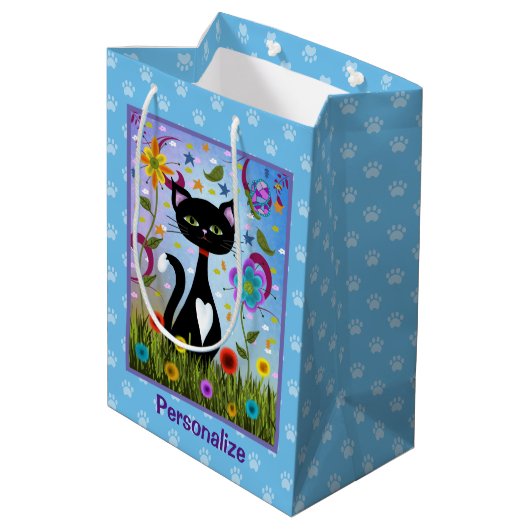 Schwarz-Weiß Tuxedo Katze in einem Garten personal Mittlere Geschenktüte (Rückseite Schrägansicht)