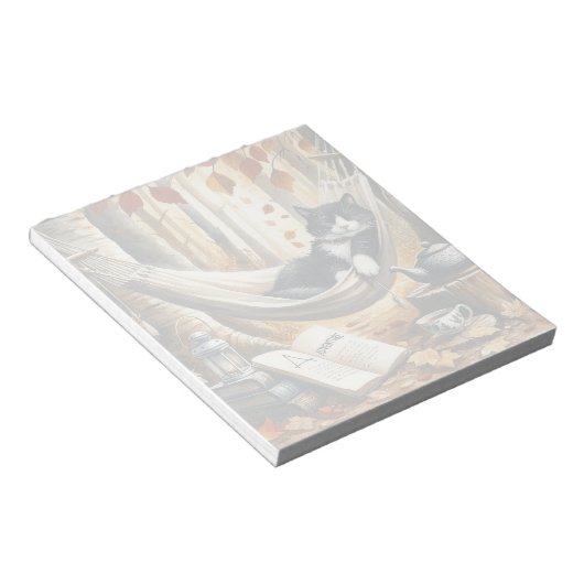 Schwarz-Weiß Tuxedo Katze Traumhaft für Abenteuer Notizblock (angewinkelt)