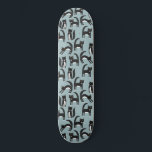 Schwarz-Weiß-Tuxedo-Katzen-Muster Skateboard<br><div class="desc">Ein niedliches Muster schwarz-weißer,  tuxedo kitty Katzen auf blauem Hintergrund für Tiere und Haustiere überall.</div>